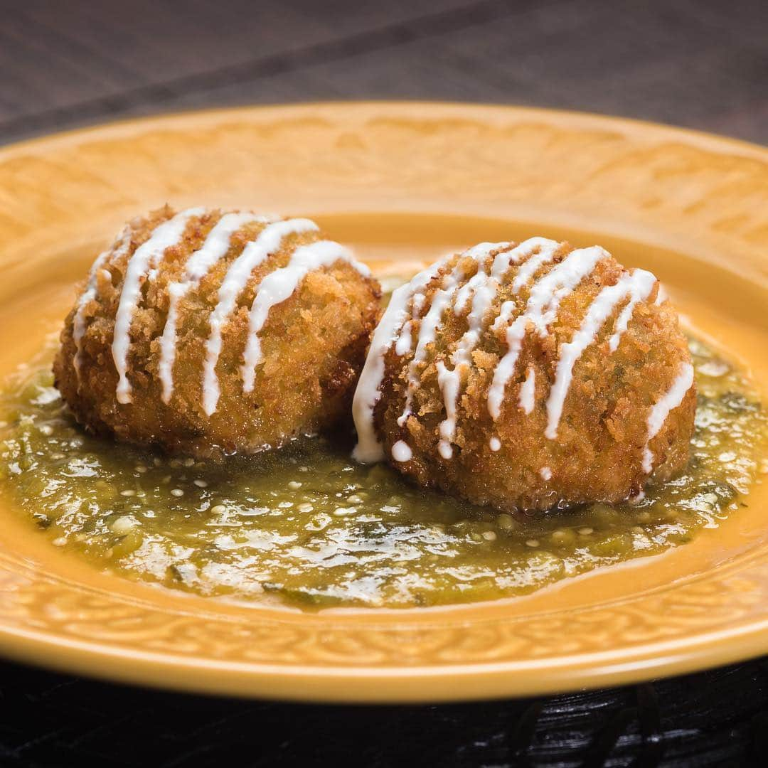 ディズニーランドさんのインスタグラム写真 - (ディズニーランドInstagram)「Visit us now through April 23 to try some of these delicious bites at the Disney California Adventure Food & Wine Festival! Which are you hoping to try? - Ghost Pepper Mac & Cheese - Chile Relleno Bites - BLT Chicharrón Tacos - Beef Barbacoa Tacos  #DisneyCaliforniaFoodandWine」3月16日 1時03分 - disneyland