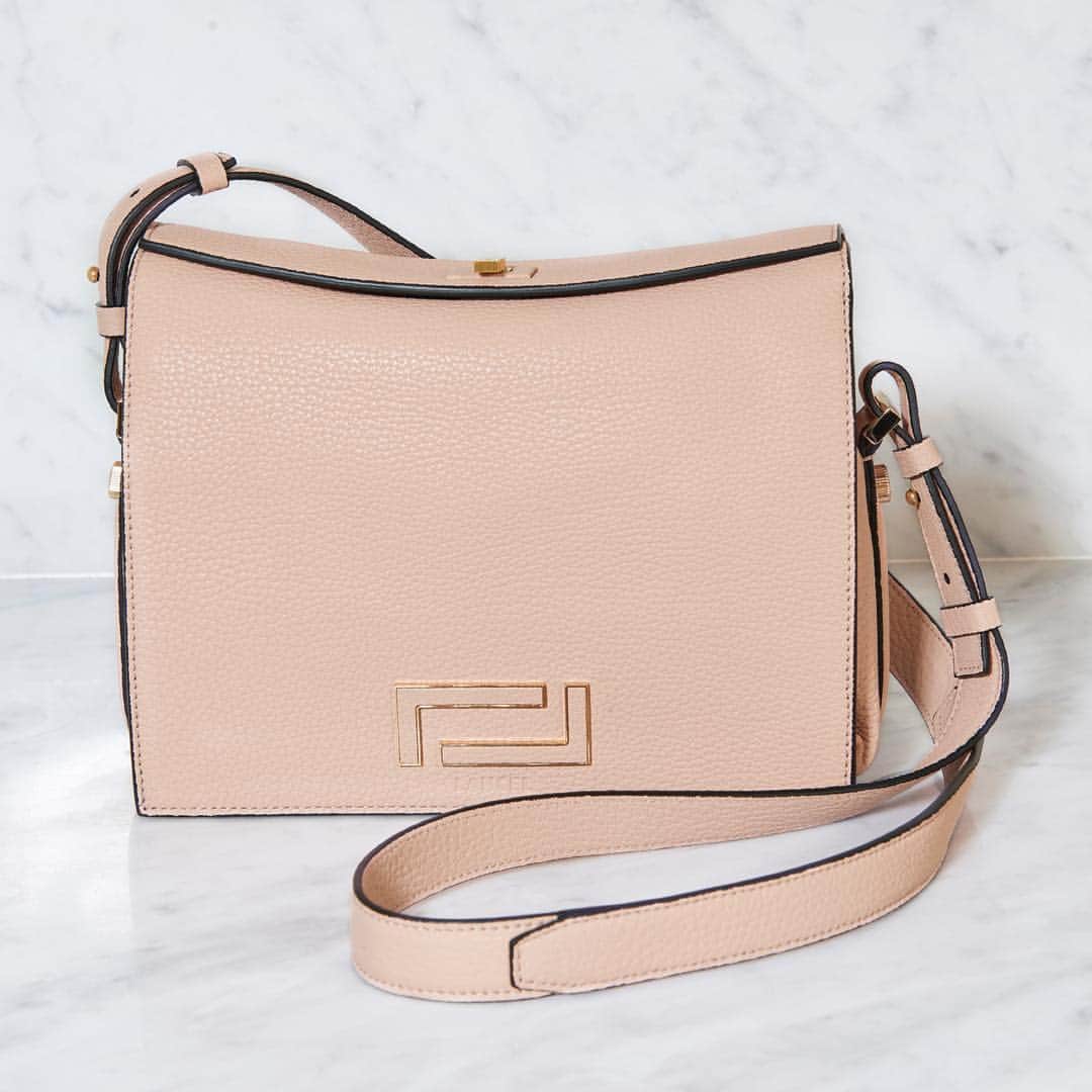 のインスタグラム：「Une touche de rose dans mon dressing ! When in doubt, wear pink #PiabyLancel #BeautyAndDesign #Pink  #Lancel」