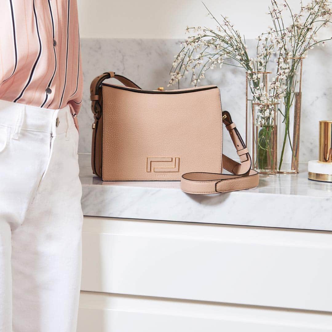 のインスタグラム：「Quand Pia vous fait rosir 💕 Have a lovely day! #PiabyLancel  #Casualchic  #Lancel」