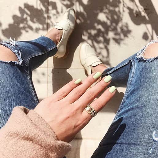 OPIさんのインスタグラム写真 - (OPIInstagram)「You and your hands have worked hard all week, now its time to share your perfect #mani. What shades are you wearing this weekend? 💚 @lennyiss #tgif #friday #nails #manicure #notd #greennails」3月16日 1時07分 - opi