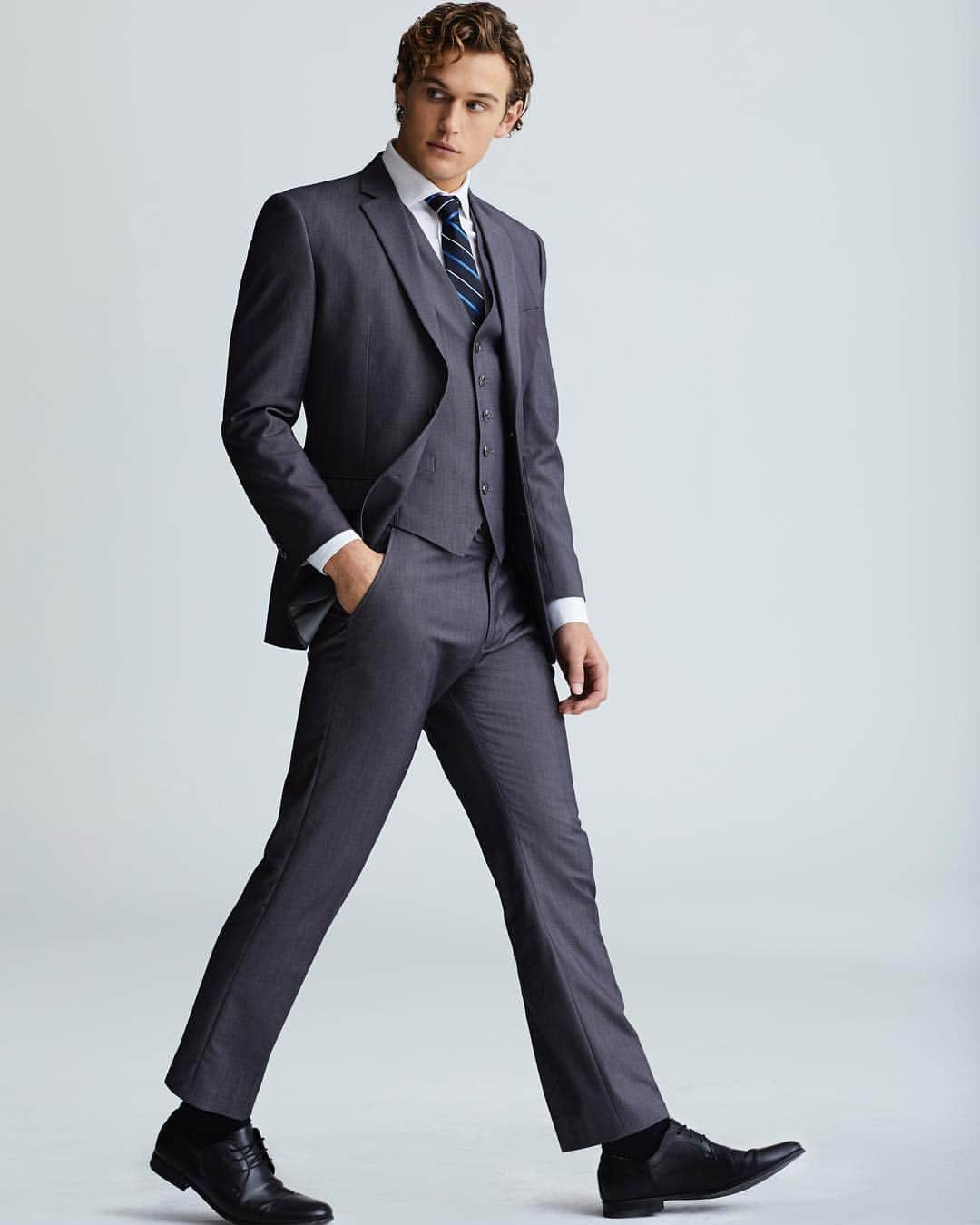 ペリーエリスのインスタグラム：「When it comes to suiting, the right fit is everything. Shop the semi annual suit sale and find your perfect look. Link in bio. #LifeReadySince1976」