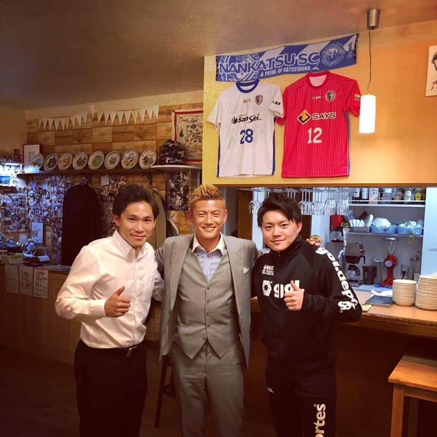 播戸竜二さんのインスタグラム写真 - (播戸竜二Instagram)「『南葛SC』 ・ 東京都1部リーグです⚽️ ・ 可愛い後輩の安田晃大、三原向平くん、加賀航太朗とゴハン食べました！ ・ キャプテン翼好きの聖地、イタリアンのトラットリアAVEREで食事しました！ ・ あっ、晃大がインスタを始めたので、フォローお願いします！増えないとお仕置きされるので、よろしくお願いします！お色気写真をアップすると言ってます。（笑） ・ @kodai_yasuda ・ ・ 葛飾区からJリーグを目指す南葛SC⚽️ ・ こういうチームがどんどん増えると、サッカー界が盛り上がるね！ ・ ・ #南葛sc  #キャプテン翼 #トラットリア #AVERE #美味しかったです #kimbocoffee  #italy  #葛飾区 #久しぶりのスーツ」3月16日 1時14分 - ryuji_bando