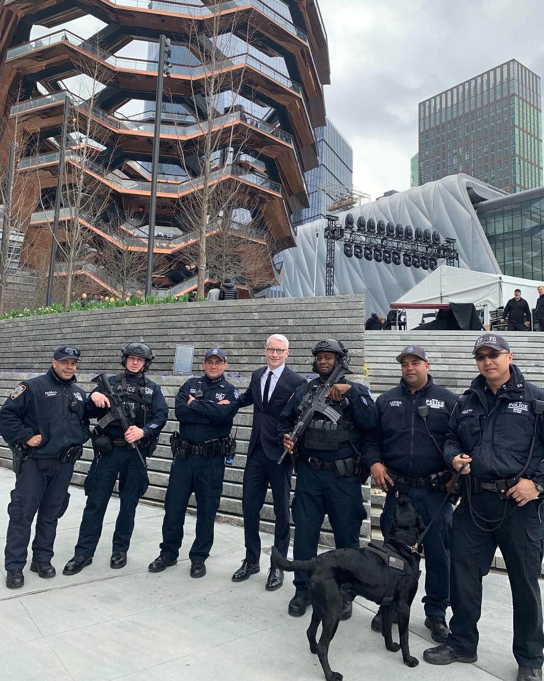 アンダーソン・クーパーのインスタグラム：「I’m so thankful for all the men and women of the @nypd. It is the toughest job imaginable, and i appreciate all their hard, and dangerous work! @hudsonyards. #theVessel」