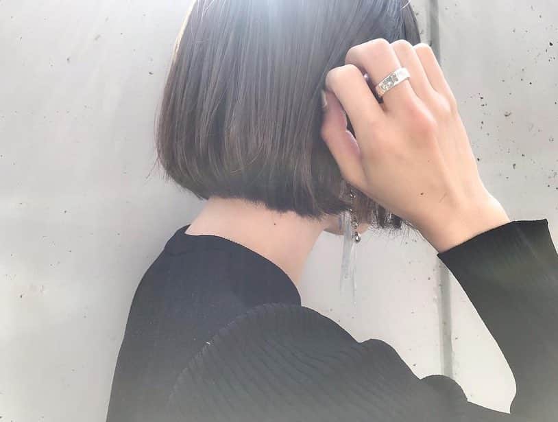 Mie Kawanoさんのインスタグラム写真 - (Mie KawanoInstagram)「カラーとカットをしてもらいました𓂃𓂂 @maison_de_pitica さんが可愛すぎて 思わず撮ってしまった𓆸  卒園式に向けて首が見えるボブに♪ メイクレッスンもしてもらい 良いcosme色々教えてもらったから また散財してしまいそう𓄺 #blog更新 #pressblog __________________________________________ #美容院 #ボブ #newhair #newhaircolor  #maisonspecial #thedallas #fumikauchida」3月16日 1時19分 - cota_ra