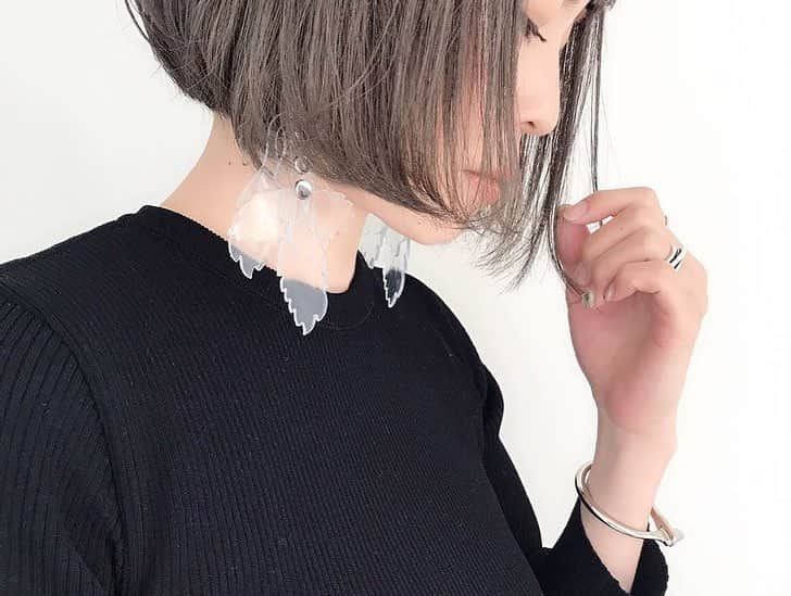 Mie Kawanoさんのインスタグラム写真 - (Mie KawanoInstagram)「カラーとカットをしてもらいました𓂃𓂂 @maison_de_pitica さんが可愛すぎて 思わず撮ってしまった𓆸  卒園式に向けて首が見えるボブに♪ メイクレッスンもしてもらい 良いcosme色々教えてもらったから また散財してしまいそう𓄺 #blog更新 #pressblog __________________________________________ #美容院 #ボブ #newhair #newhaircolor  #maisonspecial #thedallas #fumikauchida」3月16日 1時19分 - cota_ra