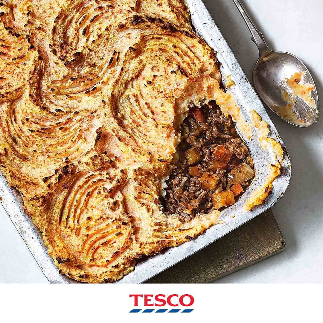 Tesco Food Officialさんのインスタグラム写真 - (Tesco Food OfficialInstagram)「Imagine if you could just reach in and ladle up a slice of this cottage pie… TAP THIS POST for the next best thing. ⁣⁣ ⁣⁣ Get everything you need for this magnificently moreish cottage pie with root vegetable mash added to your next online shop. The family will love it and, with only 5 ingredients, so will you.⁣⁣ ⁣⁣ Ingredients ⁣ 720g pack Vegetable Soup Mix⁣⁣ 750g pack Lean Steak Beef Mince (5% Fat)⁣⁣ 2 tbsp Plain Flour⁣⁣ 300g pot Roast Beef Stock⁣⁣ 2 x 425g packs Root Vegetable Mash ⁣⁣ ⁣⁣ Method⁣⁣ 1. Preheat the grill to high. Heat 1 tbsp olive oil in a large, lidded saucepan over a medium heat. Add a 720g pack Vegetable Soup Mix, cover and cook for 15 mins, stirring occasionally, until softened. ⁣⁣ 2. Transfer to a plate. In the same pan, cook a 750g pack Lean Steak Beef Mince (5% Fat) for 7-10 mins, stirring occasionally, until browned. ⁣⁣ 3. Return the veg to the pan, stir in 2 tbsp Plain Flour, then add a 300g pot Roast Beef Stock and 100ml boiling water. Simmer for 5 mins, then season and spoon into a large, deep pie dish. ⁣⁣ 4. Heat 2 x 425g packs Root Vegetable Mash to pack instructions, then spoon over the mince to fully cover. ⁣⁣ 5. Drizzle with a little olive oil, if you like, then grill for 5 mins until golden and piping hot.」3月16日 1時31分 - tescofood
