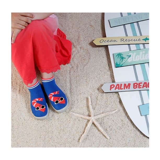 コレジアンさんのインスタグラム写真 - (コレジアンInstagram)「WELCOME TO CALIFORNIA!!! Feeling like running to the beach? Follow us to California! 😎🌴 For this season Charlotte, our trendsetter, and Caroline, our designer, have created #WAIMEA, a cheerful and colourful range of slipper-socks, inspired by vintage 20s California prints. #hockney .  Palm trees, skateboards, a happy shrimp: these are our “sunshine” details! Which ones are your faves? 🌞🍤 We’re loving the #espadrilles this season! ❤️ . . Check our Instagram stories to see more details about each style!  Can’t wait to hear which one is your fave! Let us know in your comment below! . . Would you like to get to know Charlotte and Caroline better?  We’re looking forward to your answers so as to introduce them to you in a story ;-) . . 🇫🇷 WELCOME TO CALIFORNIA ! Envie d'évasion ? Collégien se charge de la destination, et vous fait voyager en Californie ! Adoptez un mode de vie à la californienne, autrement dit à la cool ! 😎🌴 Cette saison, Charlotte, notre trendsetter et Caroline, notre designer, ont elaboré un nouveau thème inspiré de la Californie des années 20. #hockney  Un thème frais et coloré ! Ce thème au doux nom de #waimea se compose de chaussons originaux, mais aussi d'une espadrille pastel au motif palmiers !  Quelle modèle sera votre préféré ? Les palmiers, les skates, la crevette ? 🌞🍤 Ou allez-vous craquer pour la nouveauté de ce printemps, l'espadrille Collégien, un must pour la saison printemps-été ! . . Plus de détails sur les modèles en story ! Dites-nous lequel vous préférez ? . . Vous voulez en savoir plus sur Charlotte et Caroline ? En fonction de vos réponses, on vous préparera une story de présentation ;-) . . . #collegien #springsoon #march #california_surf #california #instakids #palmsprings #vintage #palmtrees #slippers #designerslippers #babbucce #hausschuhe #espadrilles #shrimp #skate #surfing #californialove #palmier #обувьдлямалышей #дети #инстамама #обувьдляпервыхшагов #товарыдлядетей #дляпервыхшагов」3月16日 1時33分 - collegien_officiel