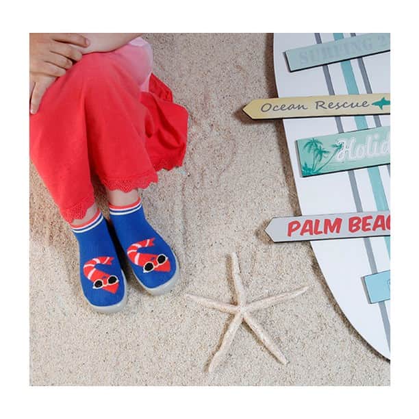 コレジアンのインスタグラム：「WELCOME TO CALIFORNIA!!! Feeling like running to the beach? Follow us to California! 😎🌴 For this season Charlotte, our trendsetter, and Caroline, our designer, have created #WAIMEA, a cheerful and colourful range of slipper-socks, inspired by vintage 20s California prints. #hockney .  Palm trees, skateboards, a happy shrimp: these are our “sunshine” details! Which ones are your faves? 🌞🍤 We’re loving the #espadrilles this season! ❤️ . . Check our Instagram stories to see more details about each style!  Can’t wait to hear which one is your fave! Let us know in your comment below! . . Would you like to get to know Charlotte and Caroline better?  We’re looking forward to your answers so as to introduce them to you in a story ;-) . . 🇫🇷 WELCOME TO CALIFORNIA ! Envie d'évasion ? Collégien se charge de la destination, et vous fait voyager en Californie ! Adoptez un mode de vie à la californienne, autrement dit à la cool ! 😎🌴 Cette saison, Charlotte, notre trendsetter et Caroline, notre designer, ont elaboré un nouveau thème inspiré de la Californie des années 20. #hockney  Un thème frais et coloré ! Ce thème au doux nom de #waimea se compose de chaussons originaux, mais aussi d'une espadrille pastel au motif palmiers !  Quelle modèle sera votre préféré ? Les palmiers, les skates, la crevette ? 🌞🍤 Ou allez-vous craquer pour la nouveauté de ce printemps, l'espadrille Collégien, un must pour la saison printemps-été ! . . Plus de détails sur les modèles en story ! Dites-nous lequel vous préférez ? . . Vous voulez en savoir plus sur Charlotte et Caroline ? En fonction de vos réponses, on vous préparera une story de présentation ;-) . . . #collegien #springsoon #march #california_surf #california #instakids #palmsprings #vintage #palmtrees #slippers #designerslippers #babbucce #hausschuhe #espadrilles #shrimp #skate #surfing #californialove #palmier #обувьдлямалышей #дети #инстамама #обувьдляпервыхшагов #товарыдлядетей #дляпервыхшагов」