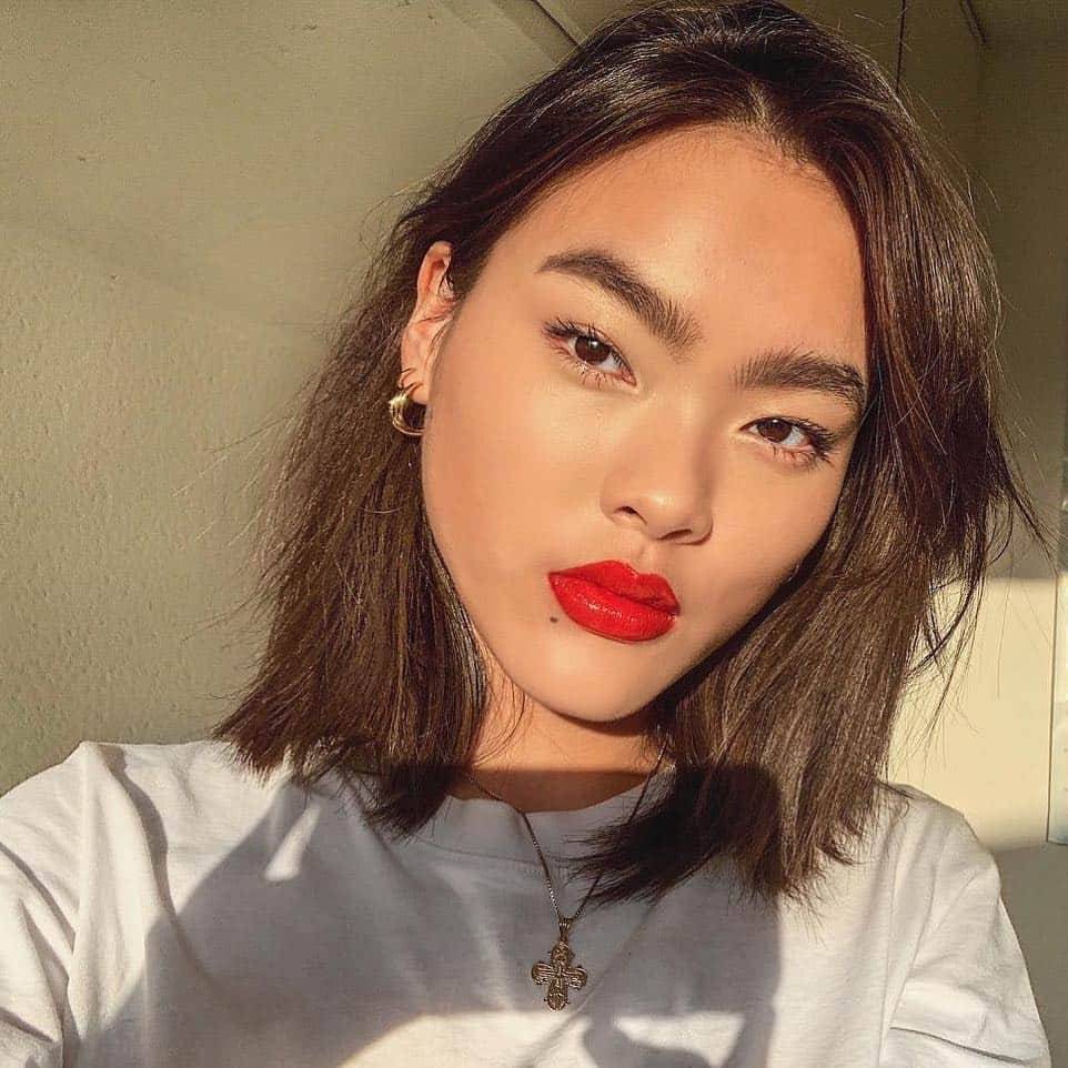 Glossierさんのインスタグラム写真 - (GlossierInstagram)「Playtime! @lauralind wears @glossierplay Vinylic Lip in Baby, Niteshine in Pale Pearl, and Boy Brow in Black 🔆」3月16日 1時36分 - glossier