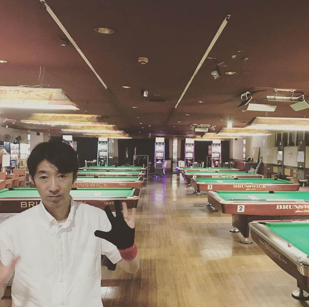 西野恭之介さんのインスタグラム写真 - (西野恭之介Instagram)「和歌山の狐島にあるオーシャンドリームという老舗のビリヤード場。マスターとプロの松房ゆかりさんは元全日本チャンピオン。ビリヤードまたやろうかな。  マスターから寸志も頂きました。渋すぎるやろ。ありがとうございます。  #オーシャンドリーム #ビリヤード #ジモスポ #チョップリン #寸志」3月16日 1時39分 - choplin_nishino