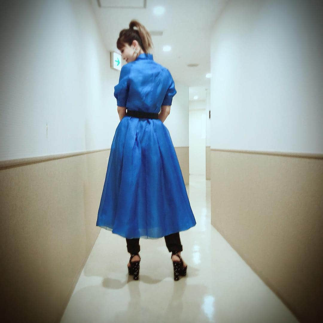 龍真咲さんのインスタグラム写真 - (龍真咲Instagram)「#歌縁 ご来場下さいましたファンの皆様、そしてエールを送って下さいましたファンの皆様。本当に、ありがとうございました✨✨✨ 無事に、幕を降ろしました‼︎ 今回は、宙船。麦の唄。銀の龍の背に乗って。歌唱致しました。宙船はガッツとエネルギーそして元気をもらえます。麦の唄は歌詞を読んで初めて歌ってみた時感情が溢れ出してしまい…なかなか声にメロディーをのせることが出来なかった曲です。泣いてしまったらどうしよう。。と思いつつ本番に挑みました。 銀の龍の背に乗っては、ファンの皆様にお聞きした時に1番リクエストを沢山頂きました😊なので、絶対歌いたかったです。あまりにもインパクトの強い龍というわたしの芸名…この曲を改めて聴いて龍のいどころ、役割、夢のイメージが変化しました。 凄いな、中島みゆきさん。 これからもどんどんぶつかって悩んで打ち砕かれて、色々な感情を爆発させる事の出来る、歌い手になりたいなと、思いました。わたしもいつか、クミコさんみたいに歌ってて良かったと思ってるのかもしれません。という言葉を自分の言葉で話せる様になりたいです。 明日は早朝なのでもう寝ます🌙 起きれますよーに‼︎‼︎‼︎ おやすみなさい🌸✨🌸 #shiatzychen #marcobicego スタイリング#間山雄紀 様❤︎ マネージャーさま。。？ 写真ブレてる！！！！！」3月16日 1時47分 - masaki_ryu