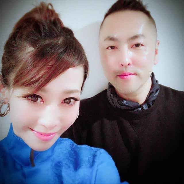 龍真咲さんのインスタグラム写真 - (龍真咲Instagram)「#歌縁 ご来場下さいましたファンの皆様、そしてエールを送って下さいましたファンの皆様。本当に、ありがとうございました✨✨✨ 無事に、幕を降ろしました‼︎ 今回は、宙船。麦の唄。銀の龍の背に乗って。歌唱致しました。宙船はガッツとエネルギーそして元気をもらえます。麦の唄は歌詞を読んで初めて歌ってみた時感情が溢れ出してしまい…なかなか声にメロディーをのせることが出来なかった曲です。泣いてしまったらどうしよう。。と思いつつ本番に挑みました。 銀の龍の背に乗っては、ファンの皆様にお聞きした時に1番リクエストを沢山頂きました😊なので、絶対歌いたかったです。あまりにもインパクトの強い龍というわたしの芸名…この曲を改めて聴いて龍のいどころ、役割、夢のイメージが変化しました。 凄いな、中島みゆきさん。 これからもどんどんぶつかって悩んで打ち砕かれて、色々な感情を爆発させる事の出来る、歌い手になりたいなと、思いました。わたしもいつか、クミコさんみたいに歌ってて良かったと思ってるのかもしれません。という言葉を自分の言葉で話せる様になりたいです。 明日は早朝なのでもう寝ます🌙 起きれますよーに‼︎‼︎‼︎ おやすみなさい🌸✨🌸 #shiatzychen #marcobicego スタイリング#間山雄紀 様❤︎ マネージャーさま。。？ 写真ブレてる！！！！！」3月16日 1時47分 - masaki_ryu