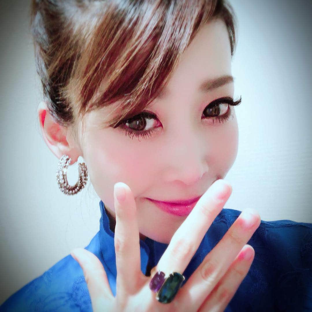 龍真咲さんのインスタグラム写真 - (龍真咲Instagram)「#歌縁 ご来場下さいましたファンの皆様、そしてエールを送って下さいましたファンの皆様。本当に、ありがとうございました✨✨✨ 無事に、幕を降ろしました‼︎ 今回は、宙船。麦の唄。銀の龍の背に乗って。歌唱致しました。宙船はガッツとエネルギーそして元気をもらえます。麦の唄は歌詞を読んで初めて歌ってみた時感情が溢れ出してしまい…なかなか声にメロディーをのせることが出来なかった曲です。泣いてしまったらどうしよう。。と思いつつ本番に挑みました。 銀の龍の背に乗っては、ファンの皆様にお聞きした時に1番リクエストを沢山頂きました😊なので、絶対歌いたかったです。あまりにもインパクトの強い龍というわたしの芸名…この曲を改めて聴いて龍のいどころ、役割、夢のイメージが変化しました。 凄いな、中島みゆきさん。 これからもどんどんぶつかって悩んで打ち砕かれて、色々な感情を爆発させる事の出来る、歌い手になりたいなと、思いました。わたしもいつか、クミコさんみたいに歌ってて良かったと思ってるのかもしれません。という言葉を自分の言葉で話せる様になりたいです。 明日は早朝なのでもう寝ます🌙 起きれますよーに‼︎‼︎‼︎ おやすみなさい🌸✨🌸 #shiatzychen #marcobicego スタイリング#間山雄紀 様❤︎ マネージャーさま。。？ 写真ブレてる！！！！！」3月16日 1時47分 - masaki_ryu