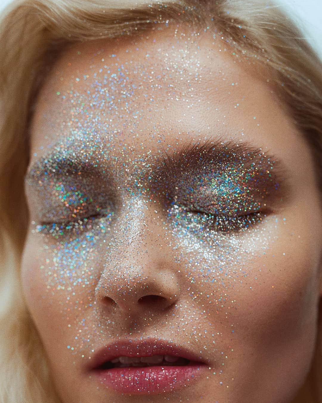 ELLE DKさんのインスタグラム写真 - (ELLE DKInstagram)「TGIF ✨ Have a glitter one! Psst... Få endnu mere mode og beauty i modeserien 'The Power of Beauty' i det nye ELLE 💜 Foto: @josephinesvane // Styling: @barbaragullstein // Makeup: @gitteguldhammer // Hår: @josephinemai // Model: @frederikkeolesen #ELLEmarts」3月16日 1時48分 - elledanmark