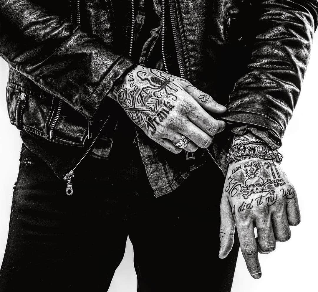 ジュリアン・ペレッタのインスタグラム：「let your hands tell your story」