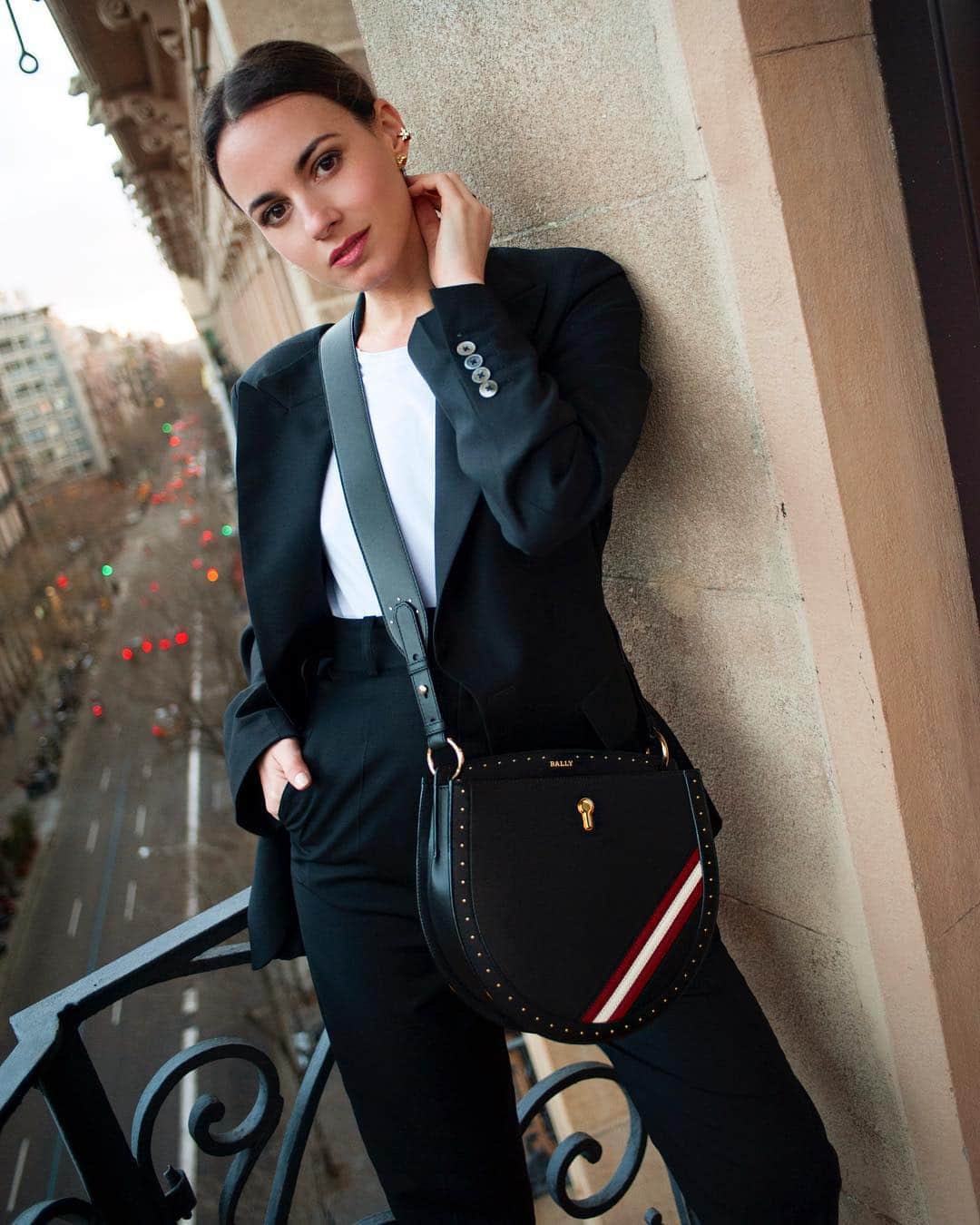 Zina Charkopliaさんのインスタグラム写真 - (Zina CharkopliaInstagram)「Dear Cecyle, did you know I used to play the piano for 10 years? @bally #DearCecyle #BallyCecyle」3月16日 1時57分 - zinafashionvibe
