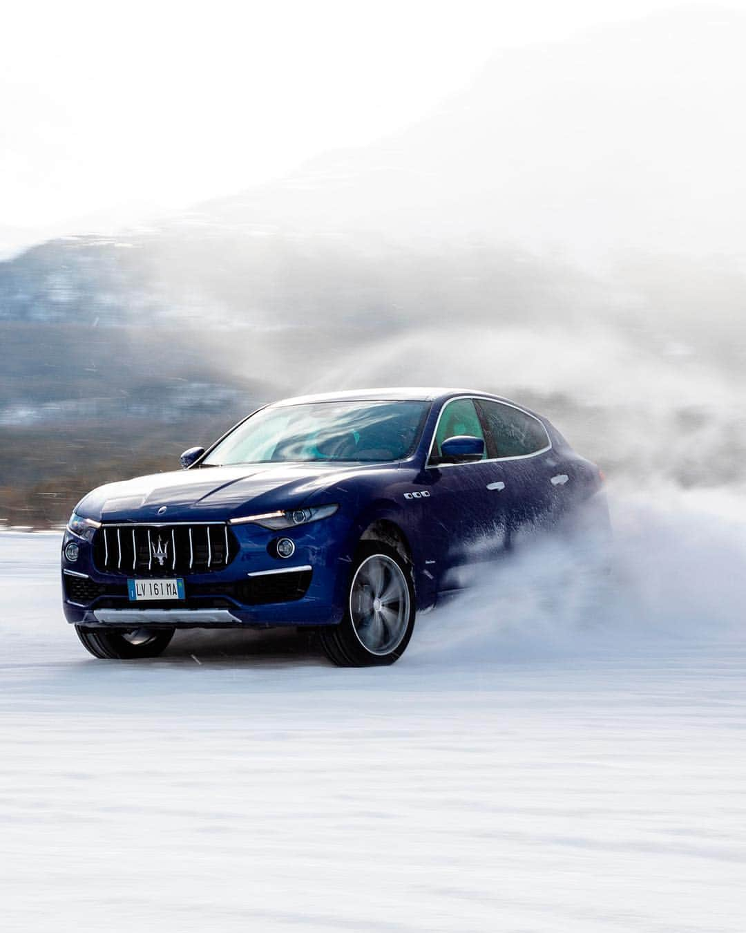 マセラティさんのインスタグラム写真 - (マセラティInstagram)「Drifting across a frozen lake in the #MaseratiLevante: ice driving at its most elegant. #Maserati」3月16日 1時58分 - maserati