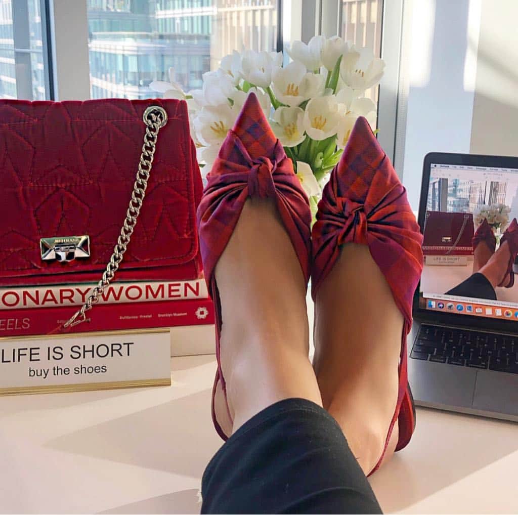 Jimmy Chooさんのインスタグラム写真 - (Jimmy ChooInstagram)「Step into Spring with our ANNABELL pumps in check print and HELIA bag in raspberry velvet #JimmyChoo」3月16日 2時00分 - jimmychoo