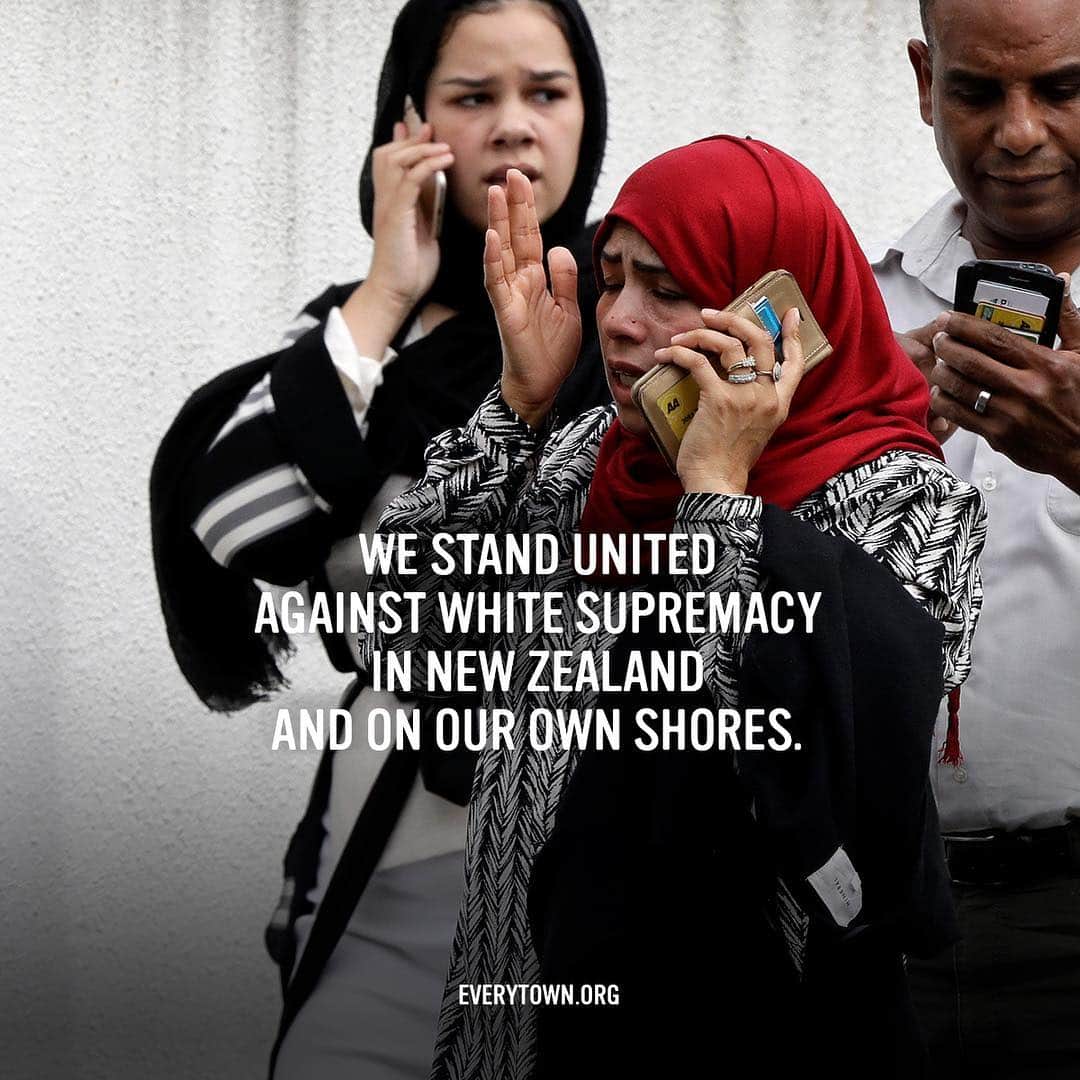 ジュリアン・ムーアさんのインスタグラム写真 - (ジュリアン・ムーアInstagram)「Such horrific news. Gun violence is a plague that is affecting us all.  I stand with the victims, survivors & all those impacted by the white supremacist mass shooting at mosques in Christchurch, New Zealand.  As news develops around the shooter, deny him the notoriety he craves. Remember the victims. #NoNotoriety @everytown @momsdemand」3月16日 2時05分 - juliannemoore