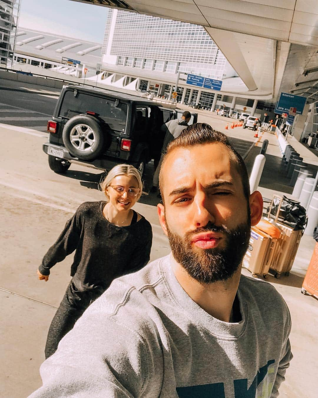 アシュリー・ケインさんのインスタグラム写真 - (アシュリー・ケインInstagram)「Moral of the story is don’t let Timothy take your photos or it turns into chasing after him while he takes selfies🙈 Off to Japan for a WHOLE month!!🇯🇵 Bye America✌🏻#WorldFigure」3月16日 2時05分 - icegirlash