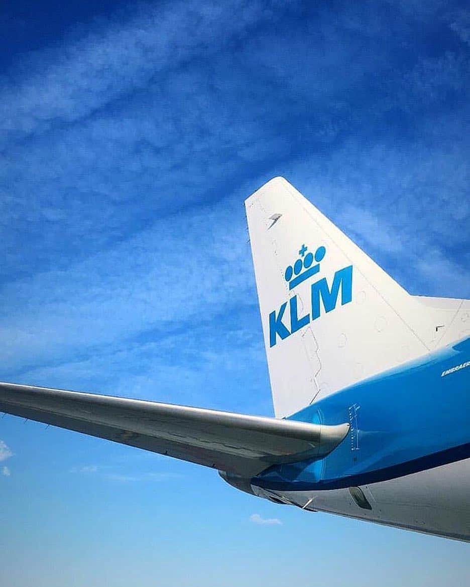 のインスタグラム：「Blue is our favourite colour 💙 #KLM #RoyalDutchAirlines 📸 by @rampblq⠀ •⠀ •⠀ •⠀ #sky #bluesky #blue #colour #favourite #sun #weekend #flying #flyingblue #fly #travelling #travelgram #friday #friyay」
