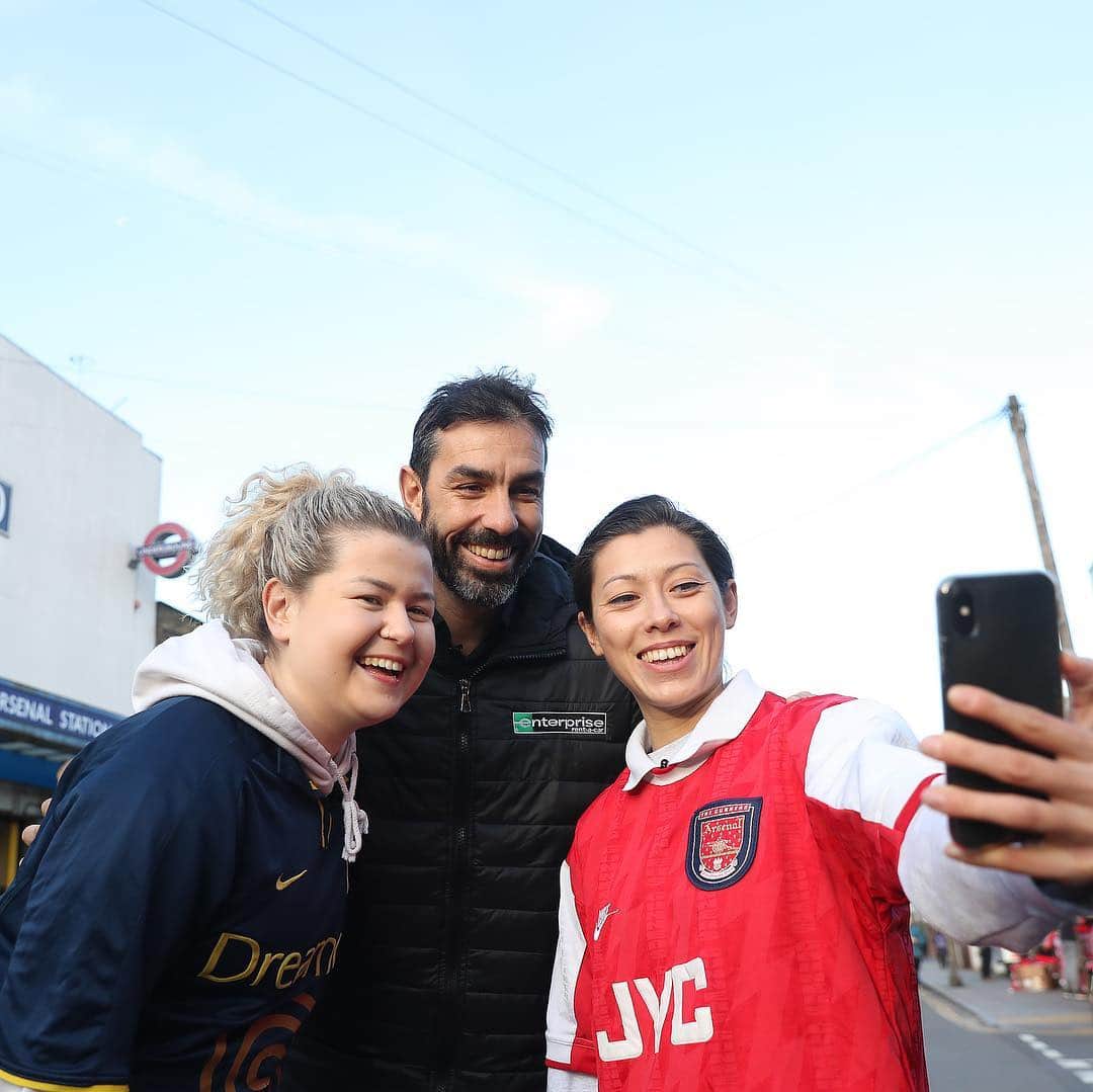 ロベール・ピレスのインスタグラム：「Next stop Napoli 🏆 Thanks to @monkidj and @gina.gee193 for taking me on your #UEL match day journey with @enterpriseuk at @arsenal last night. Stay tuned… 🎥#ad」