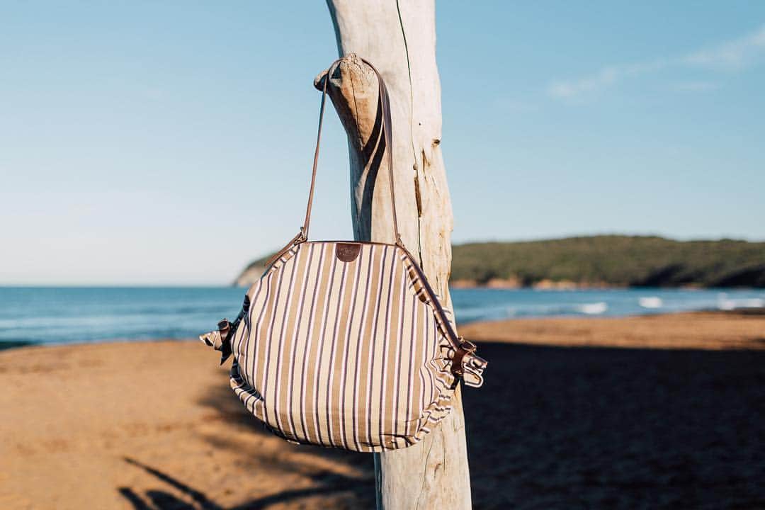 イルビゾンテのインスタグラム：「Our Caramella has sweetened the days of summer since 1973.  It's time to discover our iconic transformable bags! ☆ #ILBISONTE #leatherbags #leathergoods #leathercraft #craftsmanship #madeintuscany #luxurygoods」