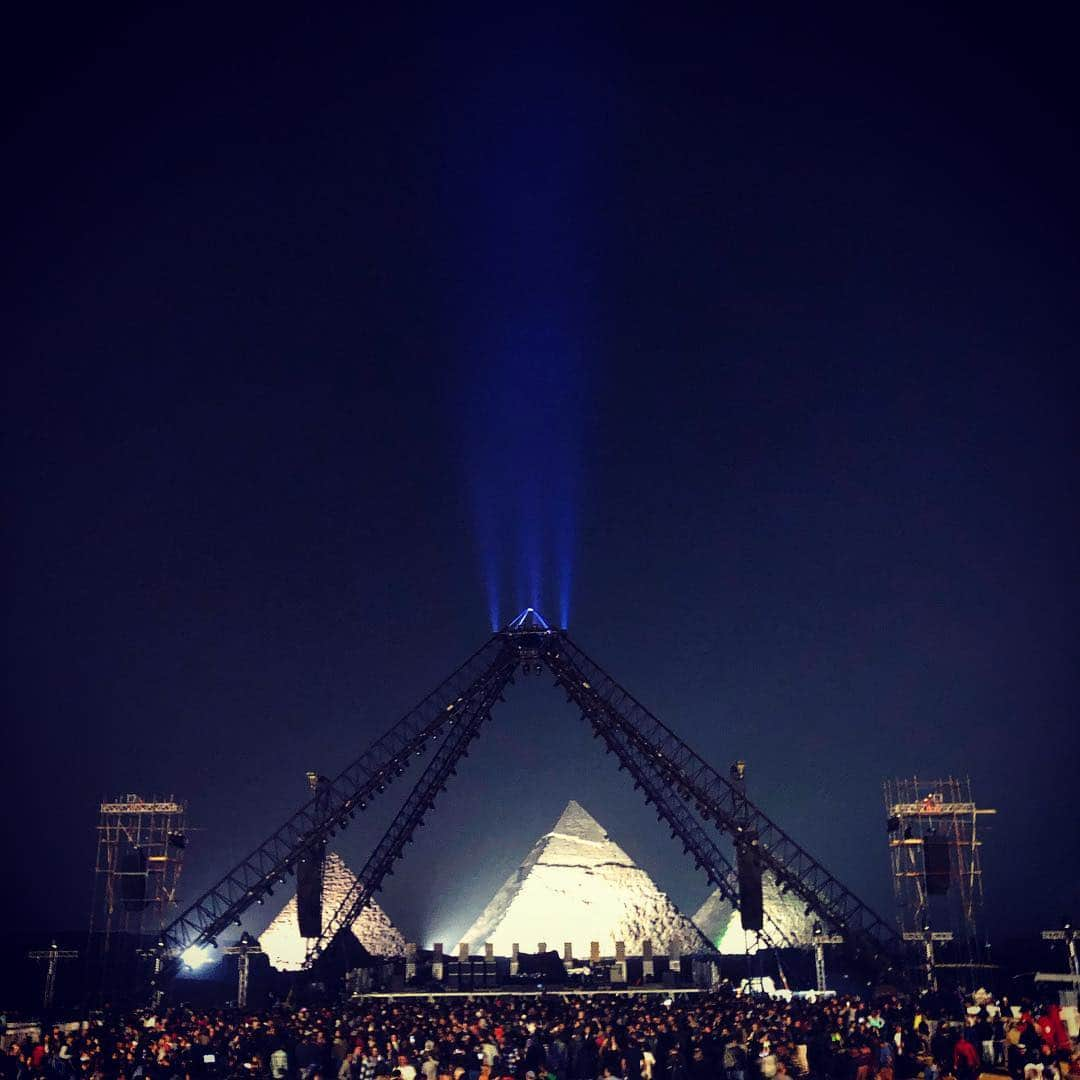 Red Hot Chili Peppersさんのインスタグラム写真 - (Red Hot Chili PeppersInstagram)「livestream Giza Pyramids  https://youtu.be/55pe6t5uc8I ( in bio )」3月16日 2時17分 - chilipeppers