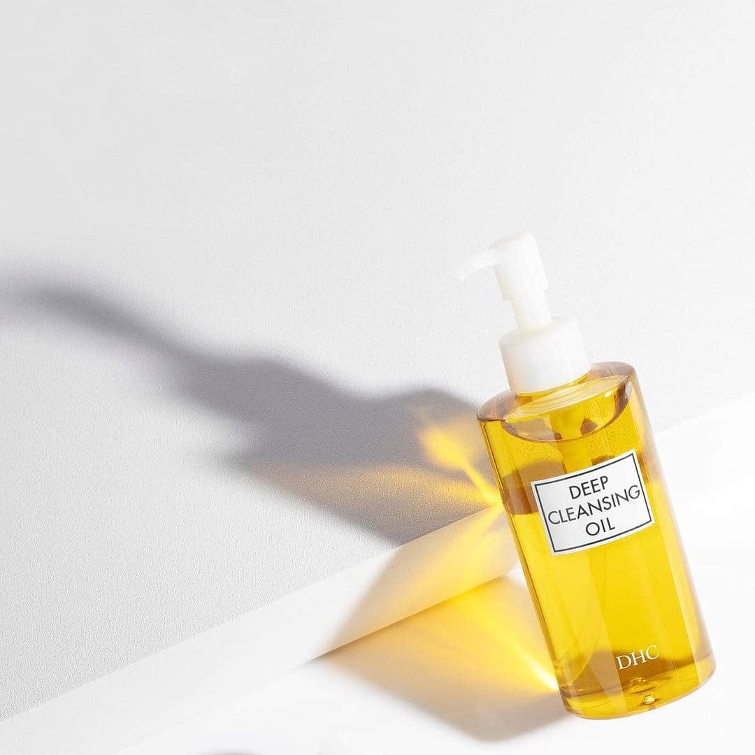 DHC Skincareさんのインスタグラム写真 - (DHC SkincareInstagram)「✨One sold every 10 seconds worldwide✨ Deep Cleansing Oil binds with waterproof mascara, sunscreen, makeup and daily grime, rinsing off easily in warm water with zero residue. Its botanical formulation features antioxidant-rich organic olive oil to soften and protect against free radical damage, and rosemary leaf oil to invigorate and refresh. _ Head over to our story to see how you can score this #jbeauty gem for FREE! #DHCisJBeauty #DeepCleansingOil」3月16日 2時27分 - dhcskincare