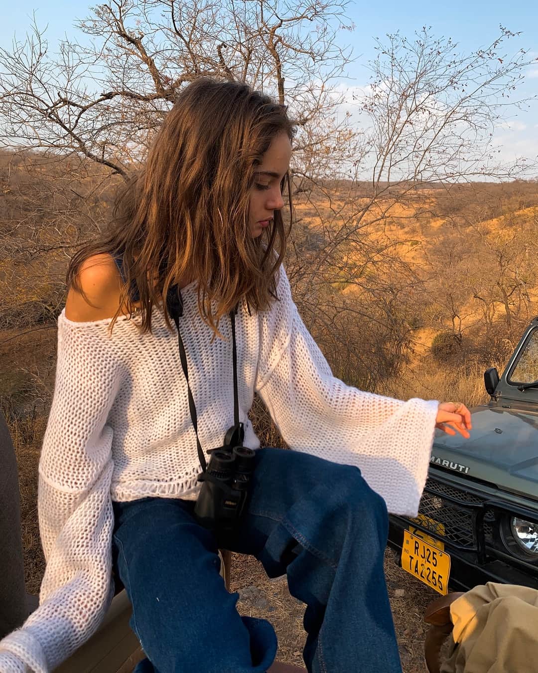Inka Williamsさんのインスタグラム写真 - (Inka WilliamsInstagram)「Swipe to see Yesterday‘s large felines through my binoculars 🕵🏽‍♀️🐅 we got so lucky we saw 3 tigers at once 💛」3月16日 2時23分 - inkawilliams