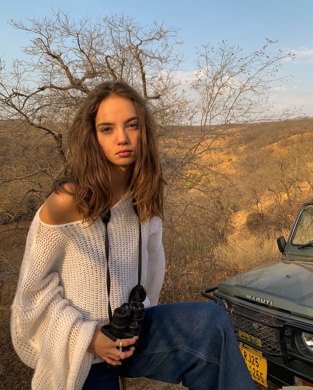 Inka Williamsさんのインスタグラム写真 - (Inka WilliamsInstagram)「Swipe to see Yesterday‘s large felines through my binoculars 🕵🏽‍♀️🐅 we got so lucky we saw 3 tigers at once 💛」3月16日 2時23分 - inkawilliams
