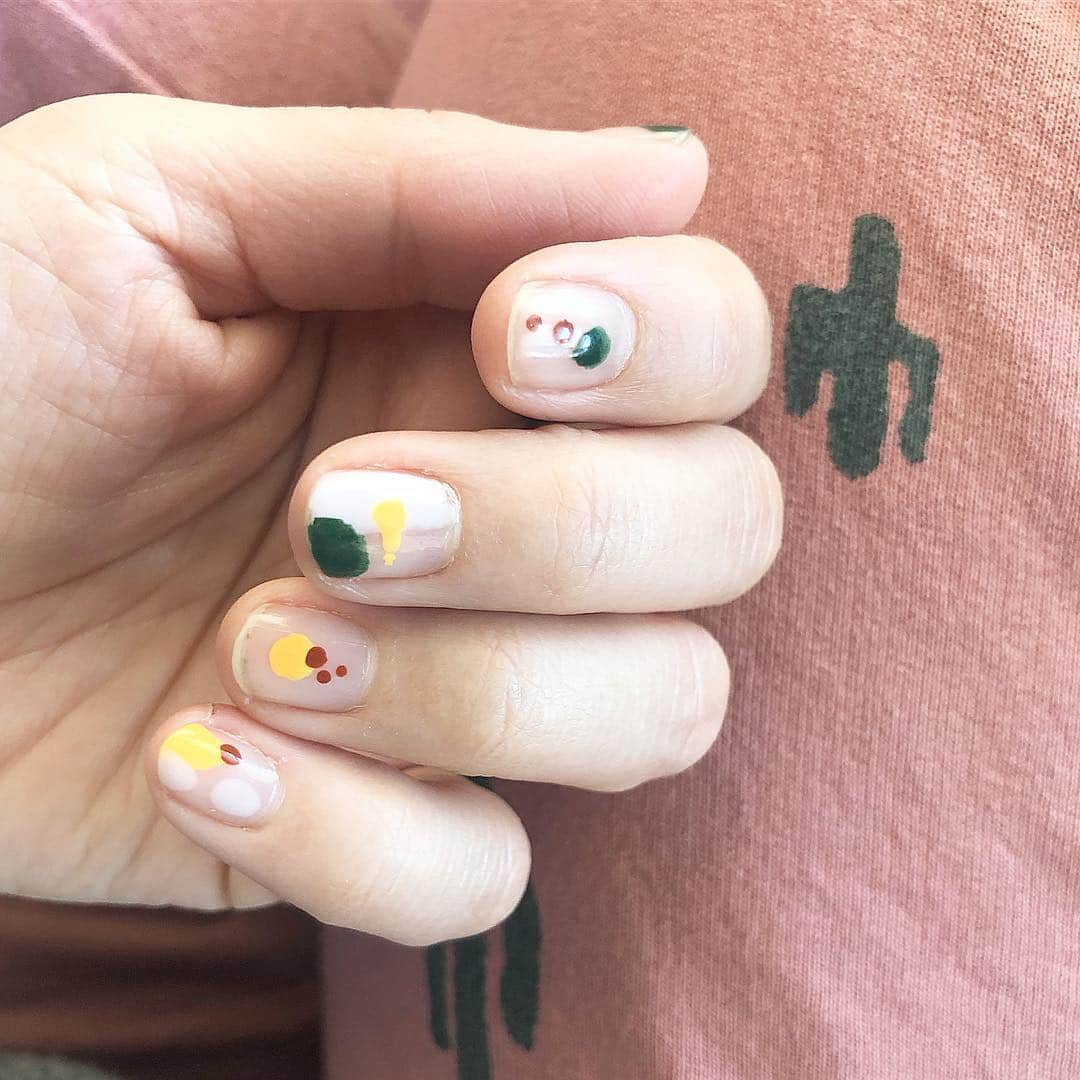 のインスタグラム：「Late night #nailart fun with my original @orlycolorlabs #dinogreen and mustard ! #manicure #artsy #nails #orly 夜遅くにネイルアートしてみた！」