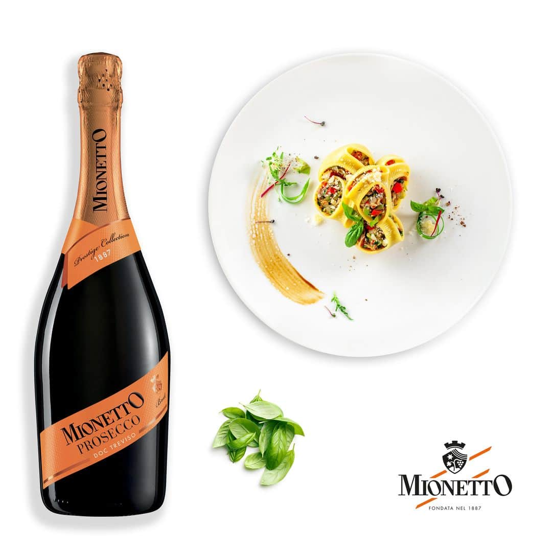 Mionetto Proseccoさんのインスタグラム写真 - (Mionetto ProseccoInstagram)「Italian taste: Prosecco DOC Treviso Brut - Prestige Collection – fruity bouquet and lingering pinpoint bubbles, ideal with pasta stuffed with vegetables. #mionettoprosecco」3月16日 2時30分 - mionetto_prosecco