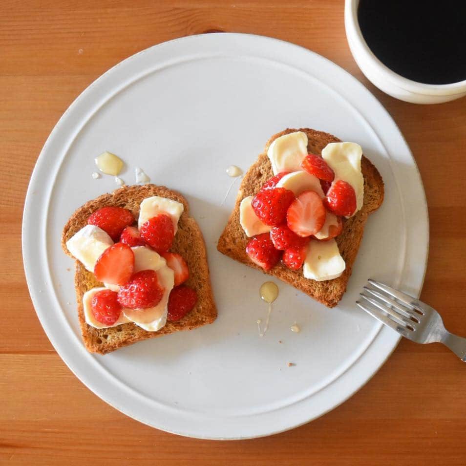 山崎佳のインスタグラム：「Today’s breakfast. カマンベールチーズ、いちご、はちみつ。」