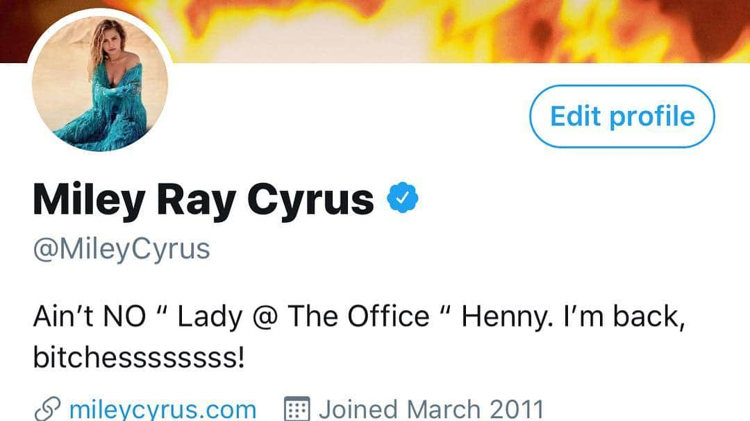 マイリー・サイラスさんのインスタグラム写真 - (マイリー・サイラスInstagram)「The rumors are true .... #ImBackOnTwitter @twitter  #MILEYONTWITTER」3月16日 8時01分 - mileycyrus