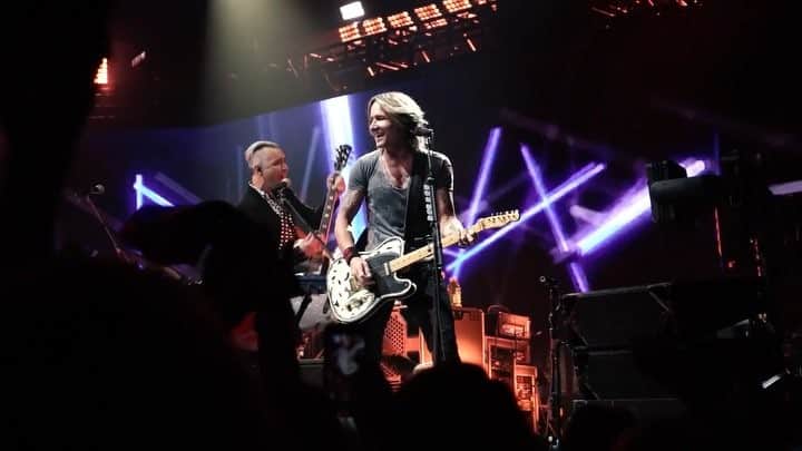 キース・アーバンのインスタグラム：「THANK YOU to all of the special guests who joined us on the #GraffitiUWorldTour stage this year!」
