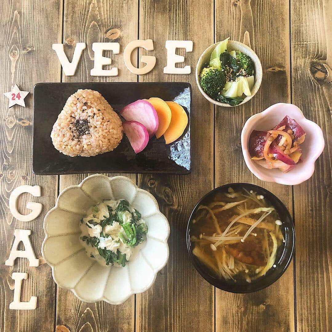 なでしこ健康生活さんのインスタグラム写真 - (なでしこ健康生活Instagram)「Repost from @veggy_gal) 『veggygal版日本の朝食🍙旬彩plate』﻿ (24品目・480kcal・塩分量1.6g)﻿ ﻿ ・練り胡麻麹和え160kcal﻿ ・緑野菜のナムル30kcal﻿ ・さつまいものハニービーンズ70kcal﻿ ・お結びと浅漬け180kcal﻿ ・乾物と茸のお味噌汁40kcal﻿ ﻿ 旬のお野菜には季節外れのものより﻿ 何倍もの栄養が✨﻿ ﻿ the和食をちょっと今っぽくアレンジ﻿ 飽きない&見た目も味も﻿ そして肌もルンルン👯✨﻿ ﻿ ﻿ #麹菌#塩麹﻿ #発酵調味料﻿ #アンチエイジング#抗酸化作用﻿ #ファイトケミカル﻿ ーーーーー﻿ #ギャル#料理研究家#ワンプレート﻿ #自炊#おうちごはん#ベジ部﻿ #卵不使用#動物性不使用#乳製品不使用﻿ #グルテンフリー#オーガニック#自然食﻿ #美腸#酵素#発酵食品#玄米﻿ #なでしこ健康生活#酵素玄米#発芽玄米﻿ #発芽酵素玄米#玄米酵素ごはん#寝かせ玄米﻿ #酵素玄米炊飯器#発芽玄米炊飯器﻿」3月16日 8時07分 - nadeshiko_healthy_life