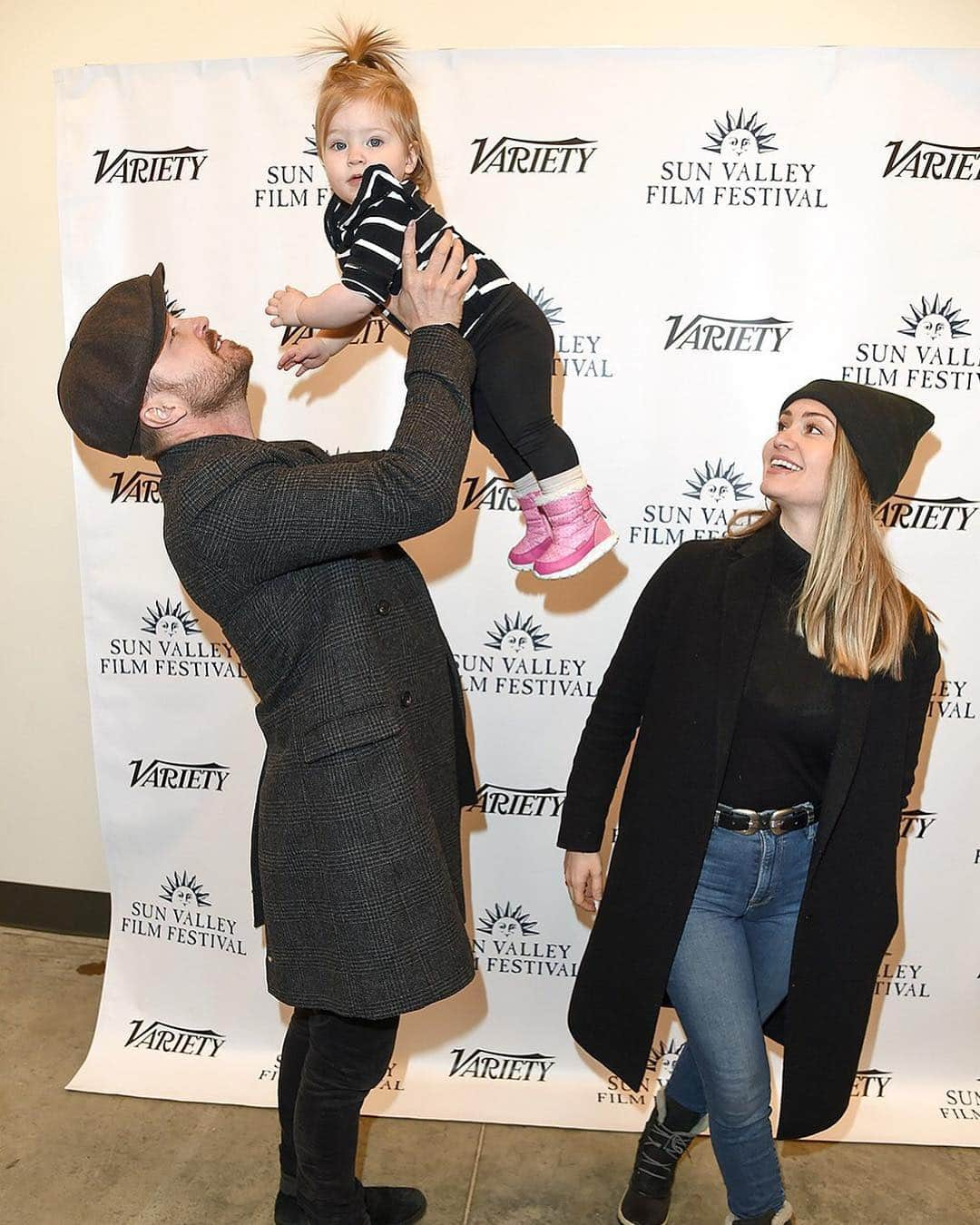 People Magazineさんのインスタグラム写真 - (People MagazineInstagram)「It's a bird... it's a plane... it's #StoryAnnabelle! 😍 #AaronPaul and his wife #LaurenParsekian took their one-year-old to the Sun Valley Film Festival where the #BreakingBad alum was given the Pioneer Award. 👏|📷: Merritt/Radarpics for SVFF/Shutterstock」3月16日 8時07分 - people