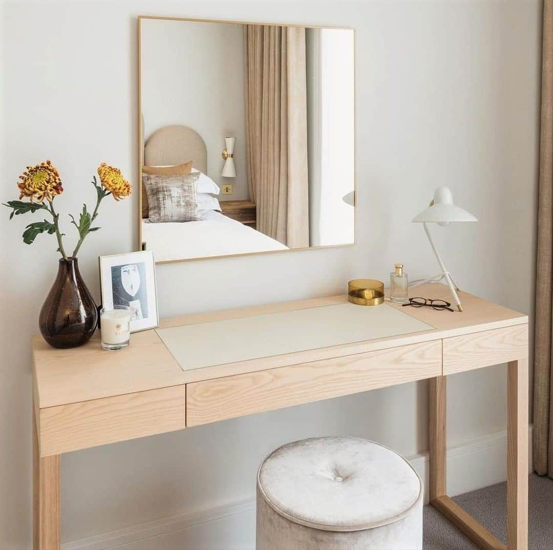 のインスタグラム：「For an instant freshness, spritz your home with our Grapefruit & Rosemary Room Fragrance. Throw open the windows and let in a refreshing stream of spring air before livening the atmosphere with zesty notes of grapefruit combined with herbal tones of rosemary and a floral fruity heart of jasmine and melon. #FlorisLondon #HomeFragrance #Scent #Fragrance #Spring #SpringScent #London」