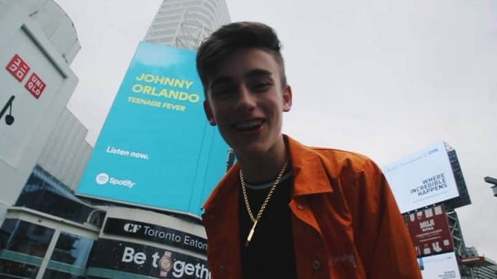 のインスタグラム：「is this real life im on a freaking billboard!!! 🤯 thank u @spotifycanada for all the love on the EP! go take a selfie with the billboard today and post it tagging @spotifycanada & #TeenageFever to win tickets to my show in Toronto on May 2nd! 💚」