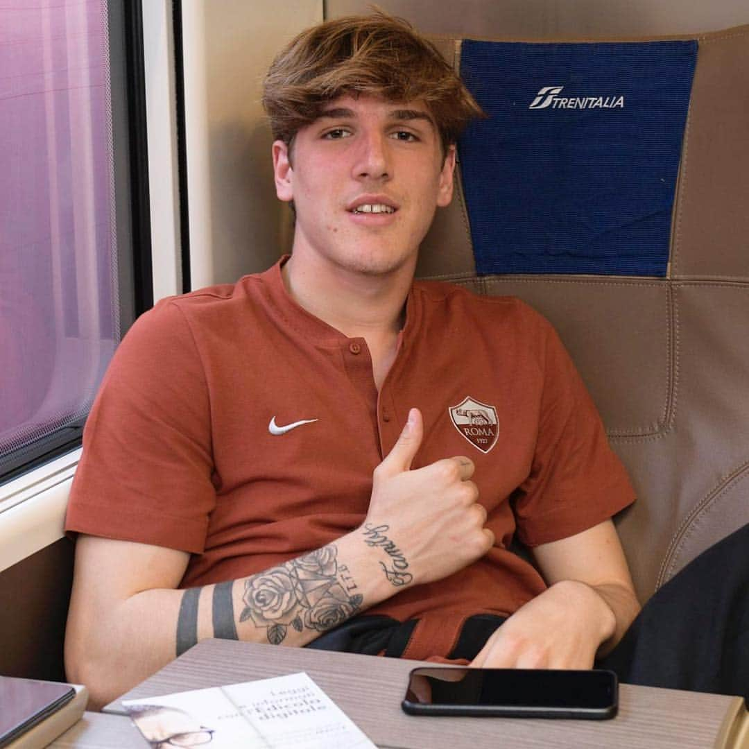 ASローマさんのインスタグラム写真 - (ASローマInstagram)「👍🚂 Forza Roma! 💛♥️ #ASRoma」3月16日 2時44分 - officialasroma