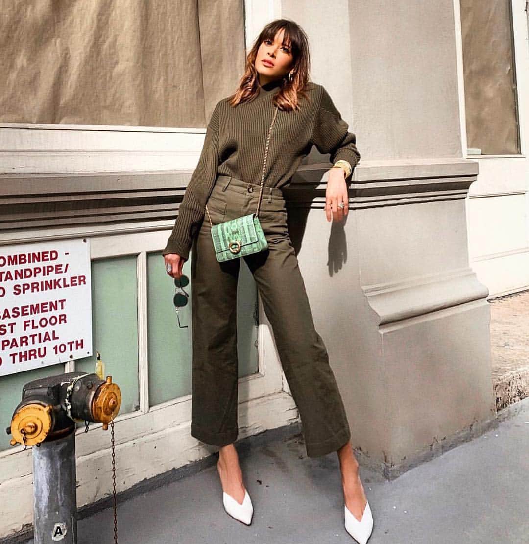 のインスタグラム：「Loving how @cremedemichelle styled our Baby Charlie bag as a pop of color with head to toe army 👌 #turquoise #alc」