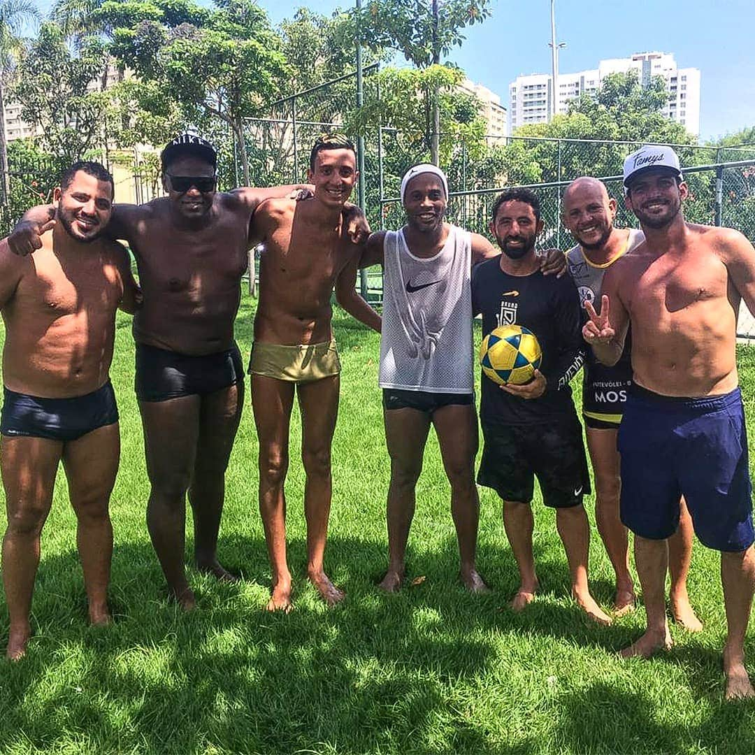 ロナウジーニョさんのインスタグラム写真 - (ロナウジーニョInstagram)「Sol, amigos e futevôlei 🤙🏾 ☀」3月16日 2時50分 - ronaldinho