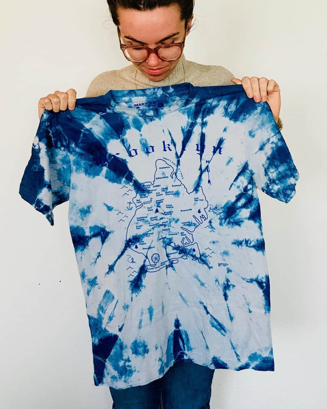 マップトートさんのインスタグラム写真 - (マップトートInstagram)「Here at Maptote, we love DIYing! Check out our newest diy using @apprvl ‘s indigo dye kit! We had so much fun adding a pop of color to our totes. It’s the perfect way to upcycle and give to new to any old totes you have hanging around. Check out our stories and blog for a full tutorial! . . . . . #maptote #maptotediy #indigo #indigodiy #shibori #upcycle」3月16日 2時51分 - maptote