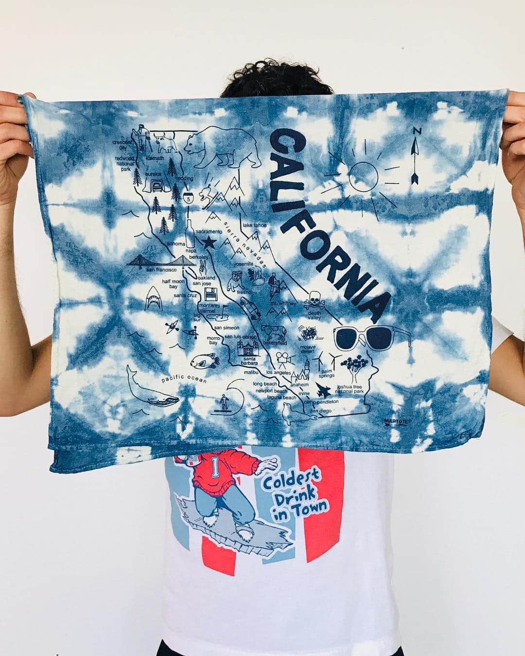 マップトートさんのインスタグラム写真 - (マップトートInstagram)「Here at Maptote, we love DIYing! Check out our newest diy using @apprvl ‘s indigo dye kit! We had so much fun adding a pop of color to our totes. It’s the perfect way to upcycle and give to new to any old totes you have hanging around. Check out our stories and blog for a full tutorial! . . . . . #maptote #maptotediy #indigo #indigodiy #shibori #upcycle」3月16日 2時51分 - maptote