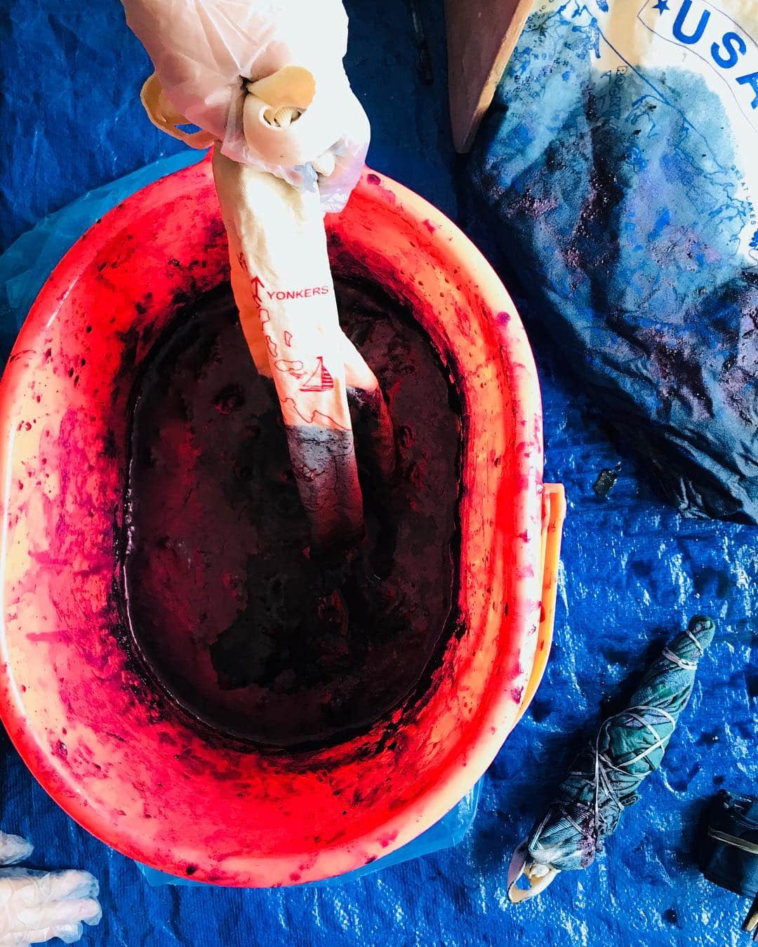 マップトートさんのインスタグラム写真 - (マップトートInstagram)「Here at Maptote, we love DIYing! Check out our newest diy using @apprvl ‘s indigo dye kit! We had so much fun adding a pop of color to our totes. It’s the perfect way to upcycle and give to new to any old totes you have hanging around. Check out our stories and blog for a full tutorial! . . . . . #maptote #maptotediy #indigo #indigodiy #shibori #upcycle」3月16日 2時51分 - maptote