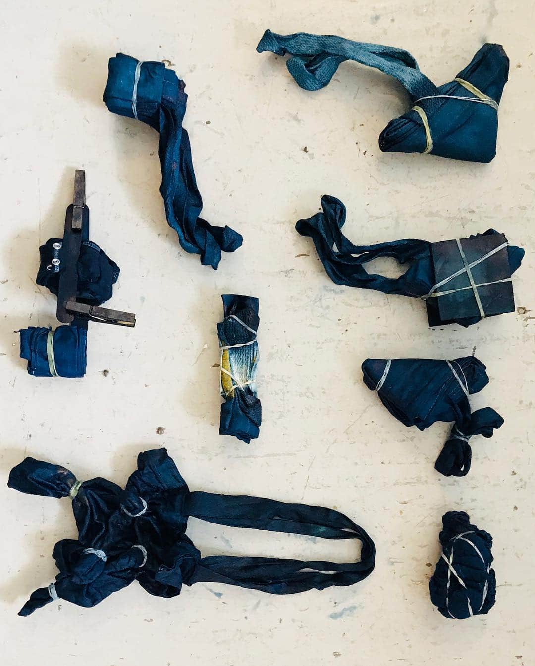 マップトートさんのインスタグラム写真 - (マップトートInstagram)「Here at Maptote, we love DIYing! Check out our newest diy using @apprvl ‘s indigo dye kit! We had so much fun adding a pop of color to our totes. It’s the perfect way to upcycle and give to new to any old totes you have hanging around. Check out our stories and blog for a full tutorial! . . . . . #maptote #maptotediy #indigo #indigodiy #shibori #upcycle」3月16日 2時51分 - maptote