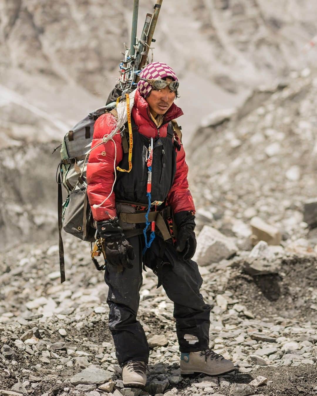 のインスタグラム：「Photo by @argonautphoto |  Sonam Dorji, a Sherpa from Phortse, works for foreigners attempting to summit Everest. Here, he carries some of the last loads down from high camps on #Everest to base camp. The hard work of these less celebrated climbers goes unnoticed in a world that celebrates every one of the summits made by Westerners who spend $50,000 to $120,000 to climb the world's highest peak. Climbers like Sonam risk their lives to carry gear 20 or even 30 times through the deadly Khumbu Ice Fall to set up camps for wealthy clients. Part of a Nat Geo assignment about the risks Sherpas take and their lives beyond the mountain.  Follow @argonautphoto for more Sherpa and mountain life imagery. #Nepal #Khumbu」