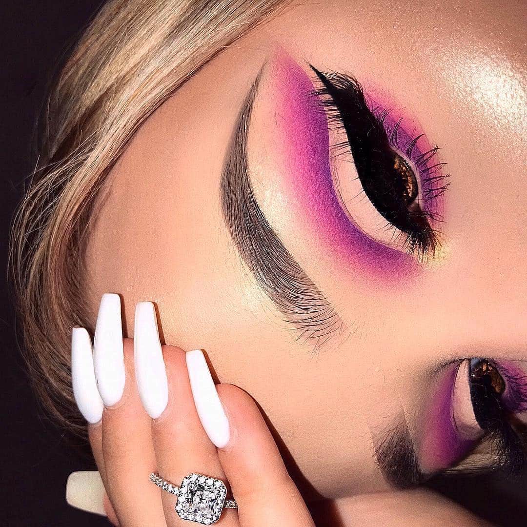 Anastasia Beverly Hillsさんのインスタグラム写真 - (Anastasia Beverly HillsInstagram)「Beautiful look @mine.justine  BROWS • Dipbrow in Taupe  EYES • RIVIERA 🛳 Palette  GLOW • So Hollywood Loose Highlighter  CONTOUR • Mink Stick Foundation and Light Powder Contour Kit」3月16日 3時01分 - anastasiabeverlyhills