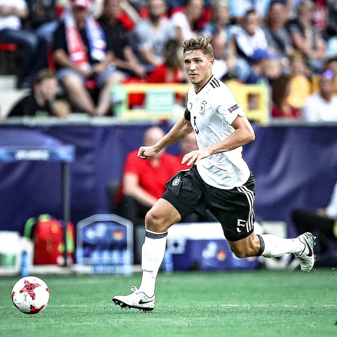 ニクラス・シュタルクのインスタグラム：「Es ist eine riesengroße Ehre und ich bin sehr glücklich über meine Nominierung für das @dfb_team! Ich bin stolz Teil der Mannschaft zu sein und freue mich auf die beiden Spiele! 🙌🇩🇪⚽️」
